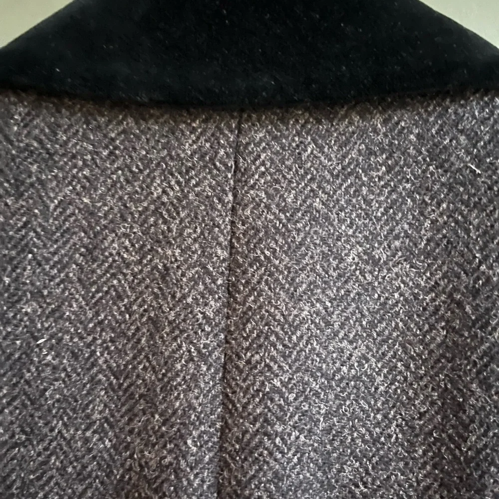 Handsome Gray Herringbone Tweed 100% Wool Long Coat  With Velvet Collar - Picture 3 of 12